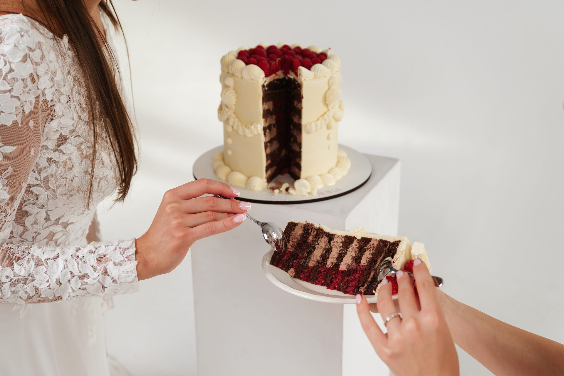 Krájanie čokoládovej torty