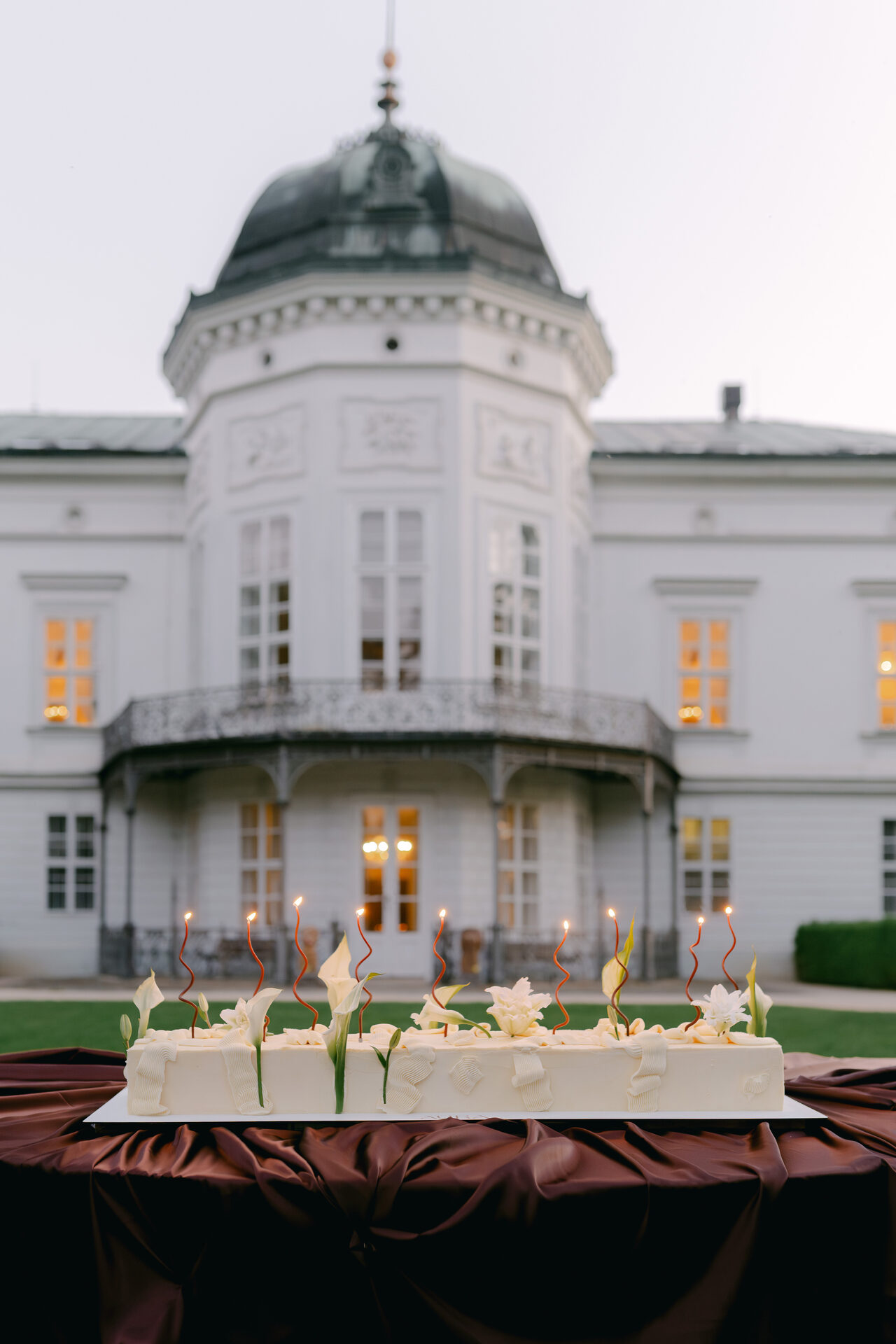 Torta pred zámkom pri západe slnka
