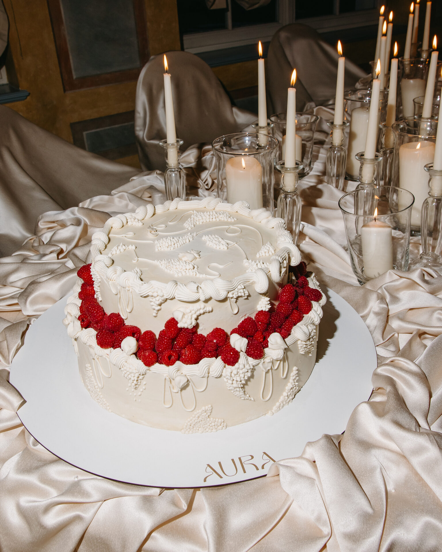 Torta s malinami a sviečkami